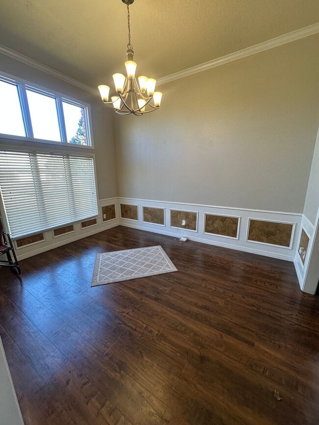 Building Photo - Spacious 4 Bed Home on the Golf Course! Me...