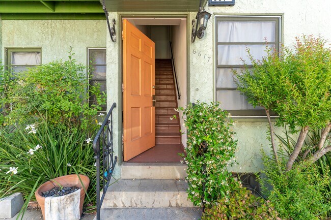 Foto del edificio - 6617 Waring Ave
