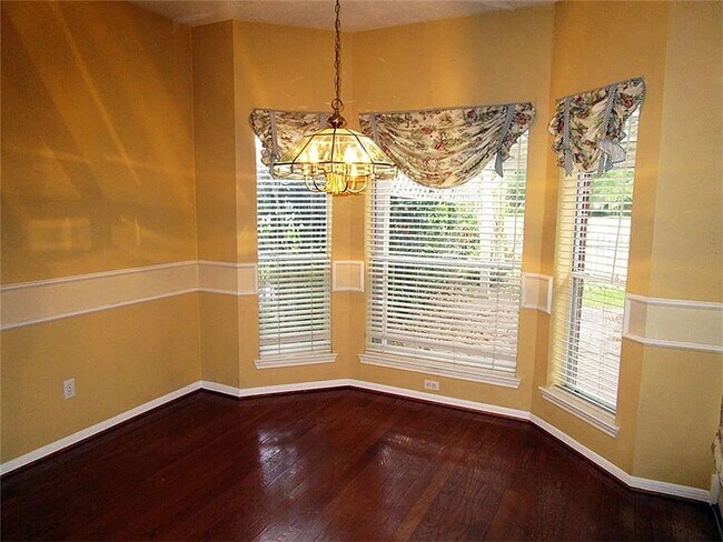 Building Photo - Spacious Comfort & Prime Location on the G...