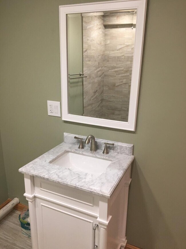 Vanity. - 10 Brookings St.