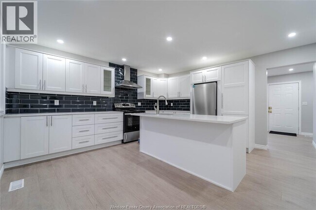 Building Photo - 5414 Lassaline Ave