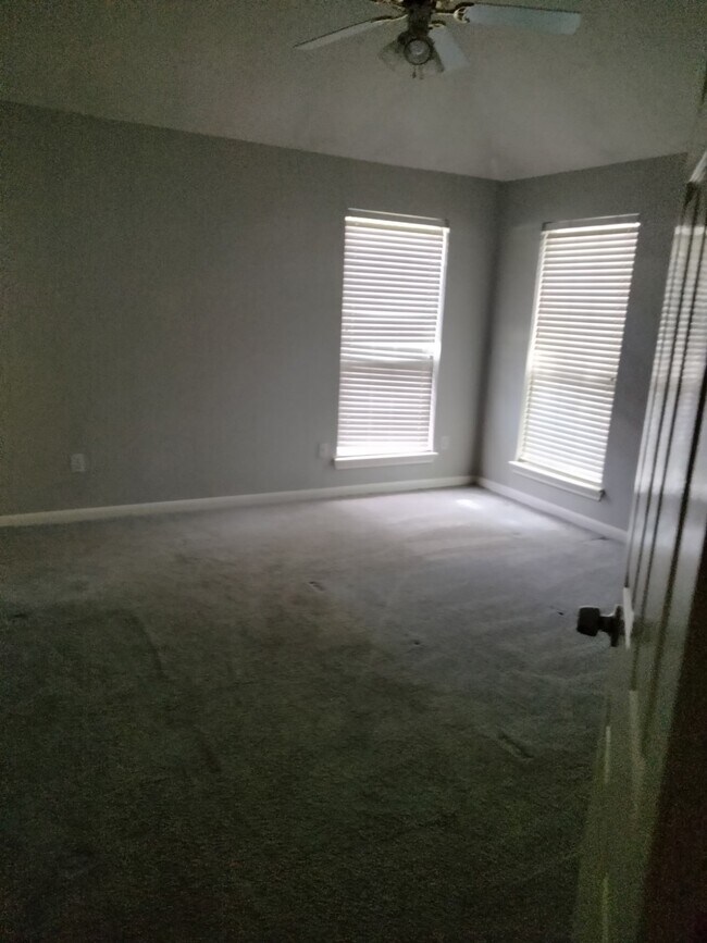 Building Photo - 208 Canterbury Dr