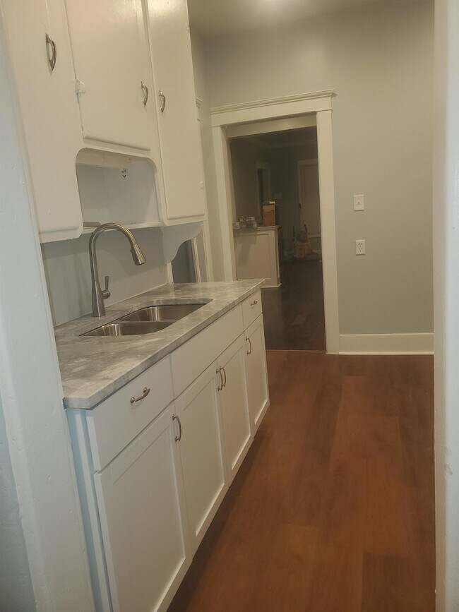 Foto del edificio - 5121 McClellan Ave