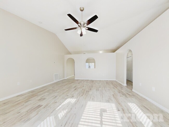 Building Photo - 164 Larchmont Dr