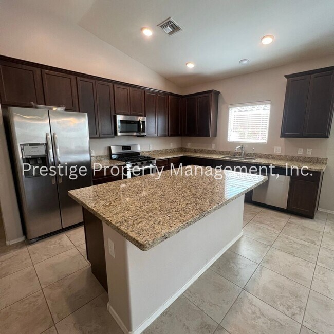 Foto del edificio - 3BD+Den/3BA Marana Home With Wonderful Com...