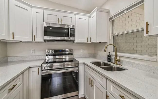 Building Photo - 1914 E Crenshaw St