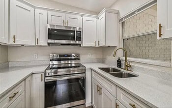 Building Photo - 1914 E Crenshaw St