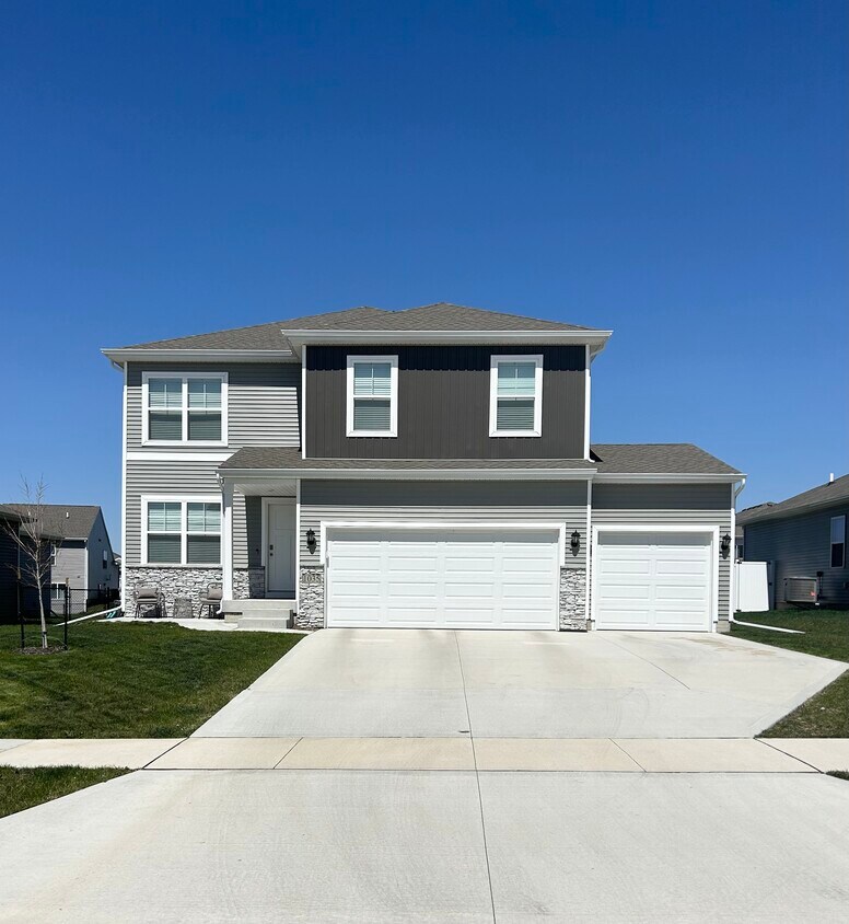 1035 Waukee Ave, Waukee, IA 50263 House Rental in Waukee, IA