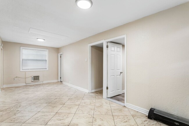 Building Photo - 3bdrm/1bath Home with large fenced yard  *...