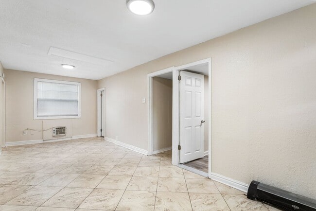 Foto del edificio - 3bdrm/1bath Home with large fenced yard  ** Section 8 OK ** $1,695.00