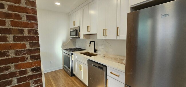 Foto del edificio - Brand New, Sunny, Gorgeous Brookline 2Bd w...