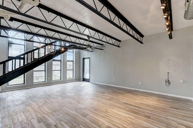 Foto del edificio - Modern 3-Bedroom Home with Spacious Deck Near Penn Square Mall!