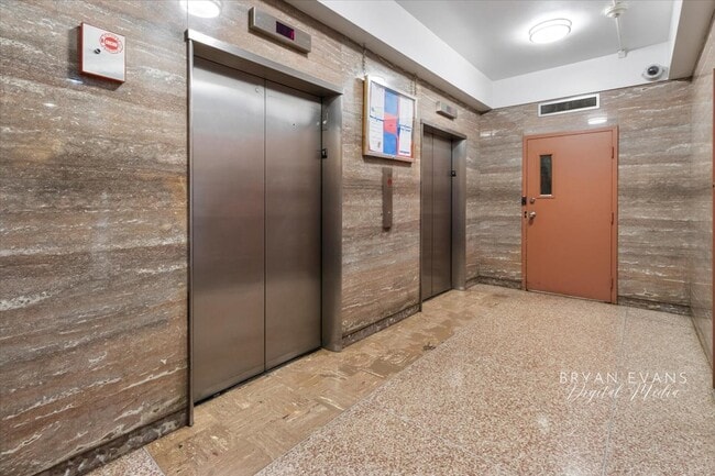 Building Photo - 7337 S South Shore Dr