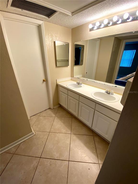 Building Photo - 2555 N Alafaya Trail