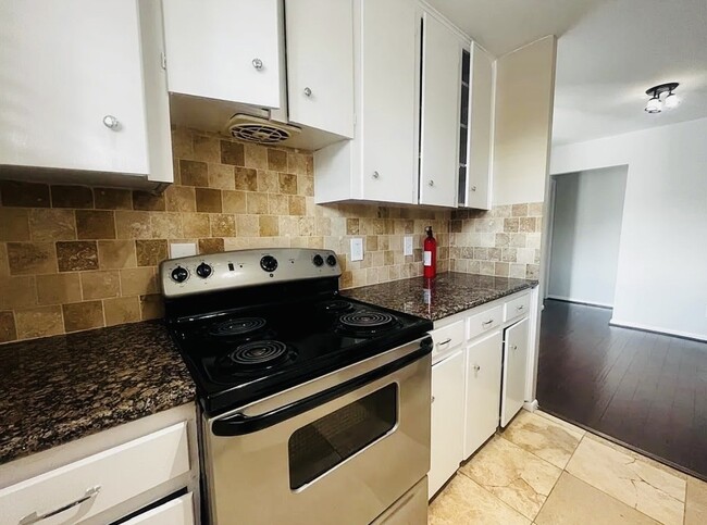 Building Photo - 5123 Del Monte Dr