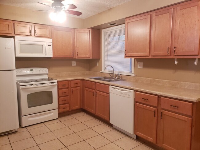 Foto del edificio - 12 Fairview Dr