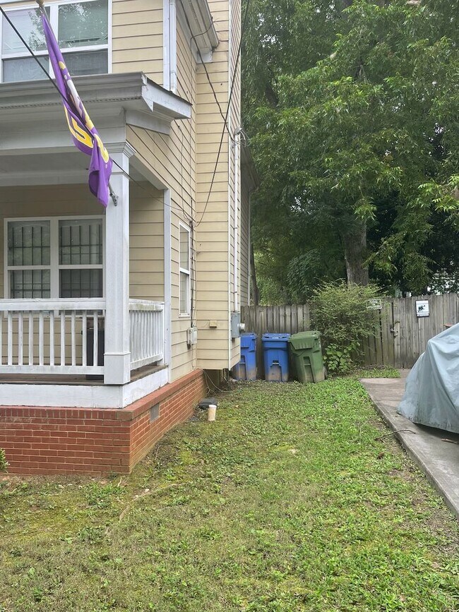 Building Photo - Cute Bungalow, Less Than Half Mile From We...