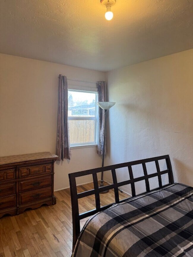Foto del edificio - 4 BEDROOM HOME INCLUDES SEPARATE GUEST QUARTERS -FURNISHED OR UNFURNISHED- TONS OF PARKING