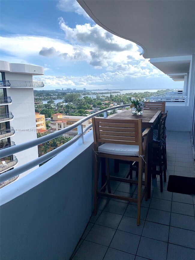 Foto del edificio - 8911 Collins Ave
