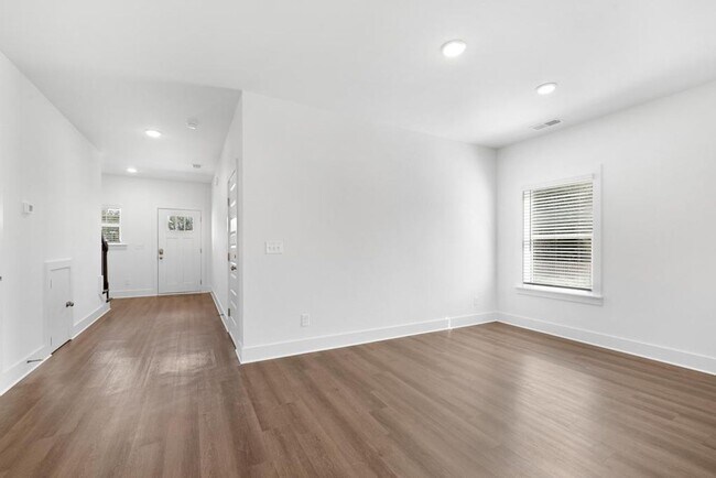 Building Photo - 3 Bedroom Home With Large Primary Suite