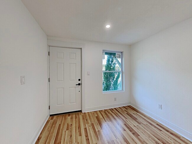 Building Photo - 1222 E Kaley St
