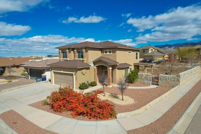 Foto del edificio - Beautiful Corner lot House