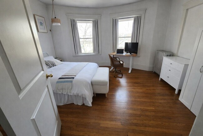 Foto del edificio - 96 Winthrop Rd