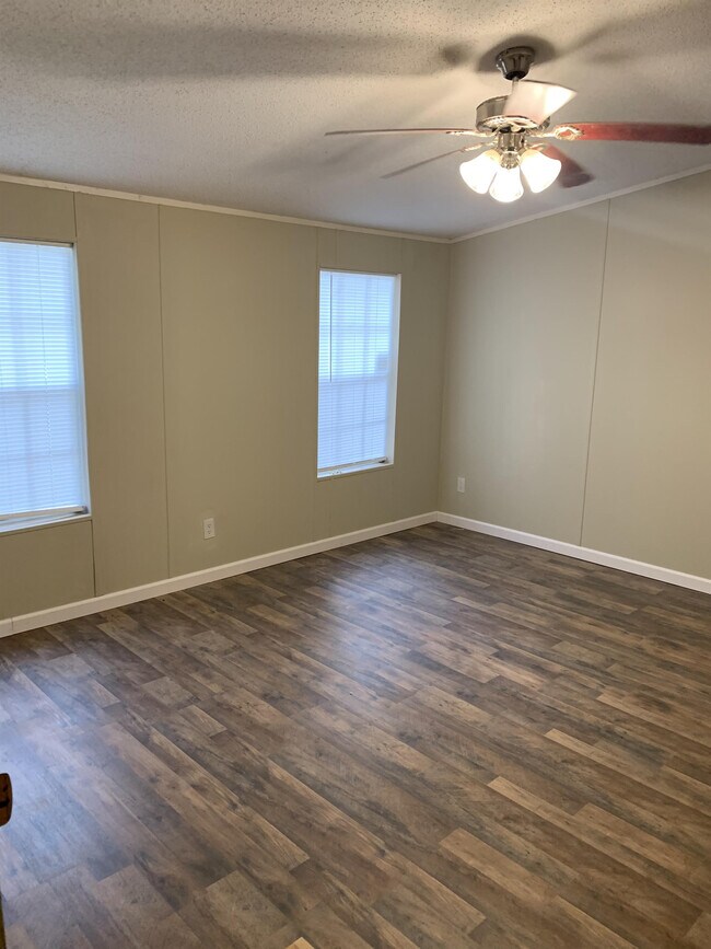 Building Photo - 637 Somerset Dr