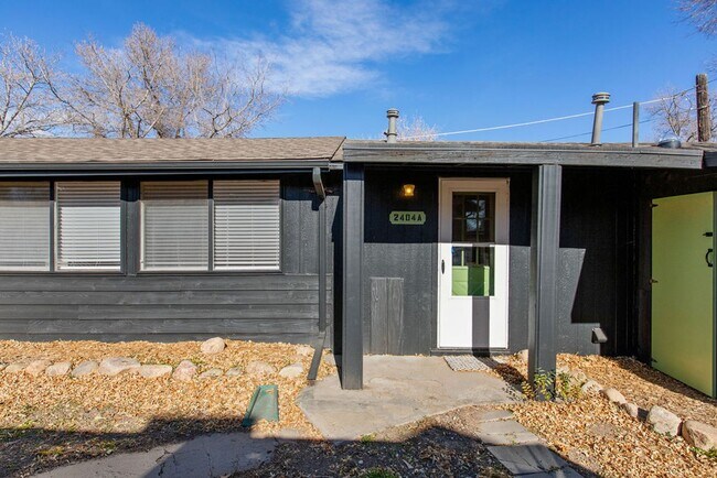 Building Photo - Great Location, Newly Renovated