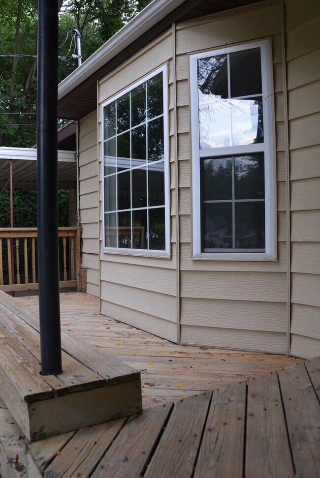 Building Photo - Rent this beautiful 3 Bedroom 2 Baths loca...