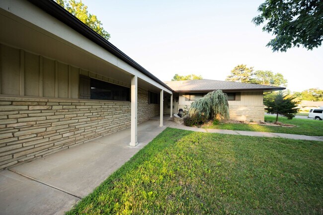 Foto del edificio - Mid-Century 3 Bedroom in Pine Valley Estates