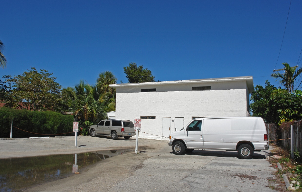 Building Photo - 3301 SE 12th St