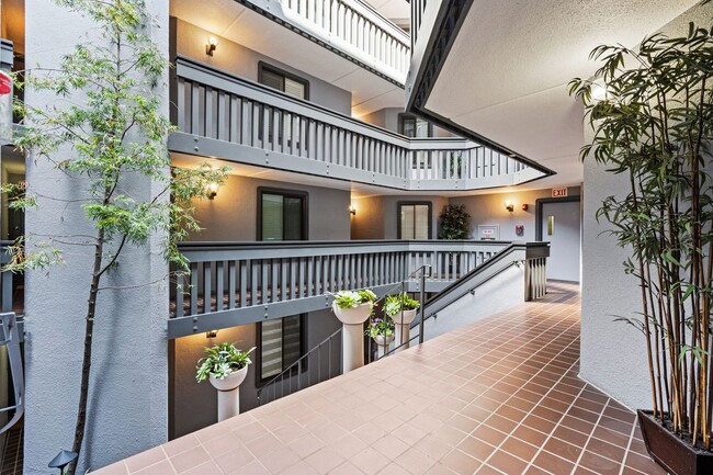 Building Photo - Epic REA: 1 BR/ 1 BA Chic Condo in Iconic ...