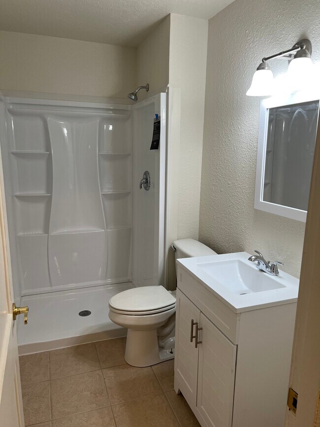 Baño remodelado con mampara de ducha. - 217 N 1st St