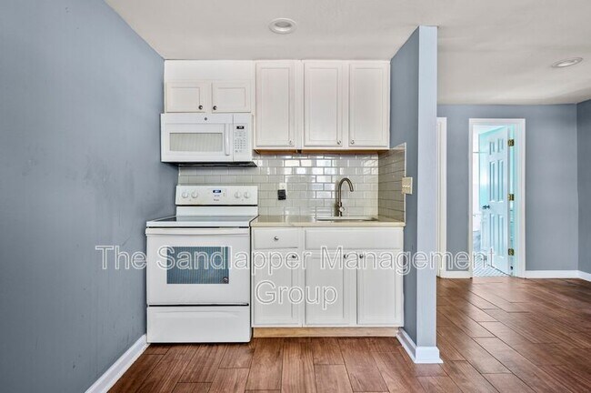 Building Photo - 2169 Eleanor Dr