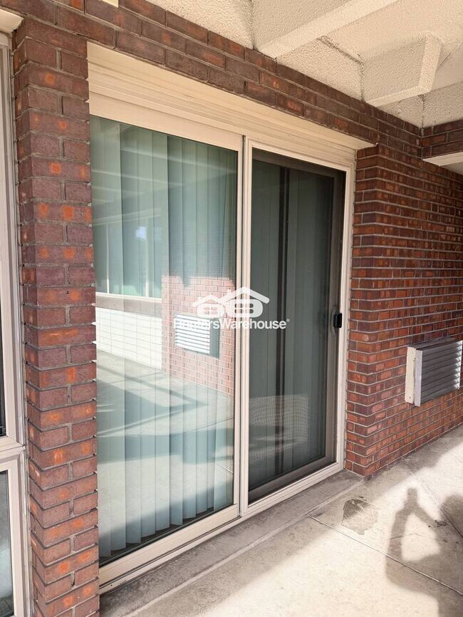 Foto del edificio - Studio in Prime Capitol Hill Location! All Utilities Included!