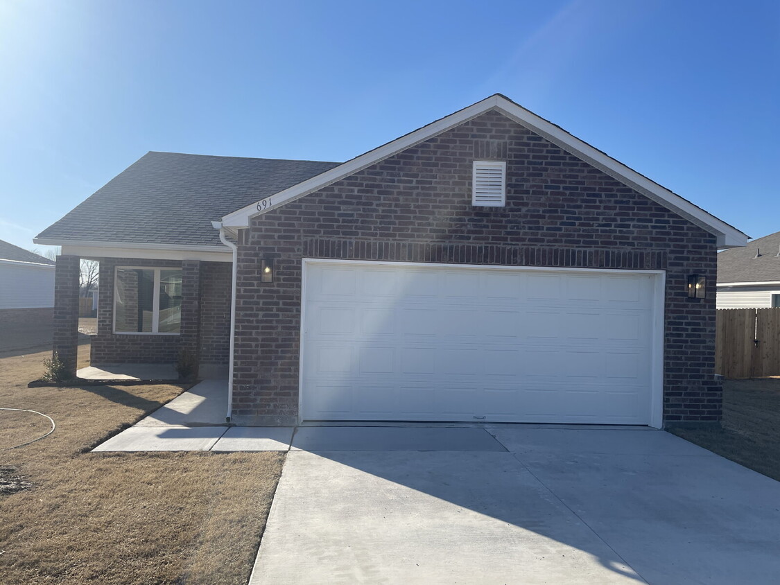 Foto principal - Brand-New 3 Bed, 2 Bath Home for Rent – 1/...