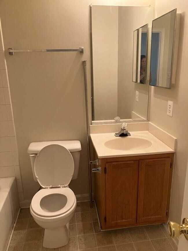 Building Photo - Lovely updated townhome