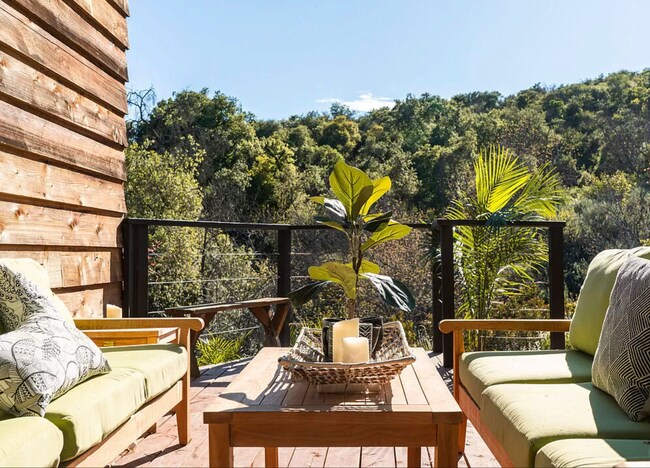 Foto del edificio - 1555 Greenleaf Canyon Rd