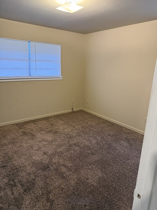 Building Photo - 910 W Lennon Dr