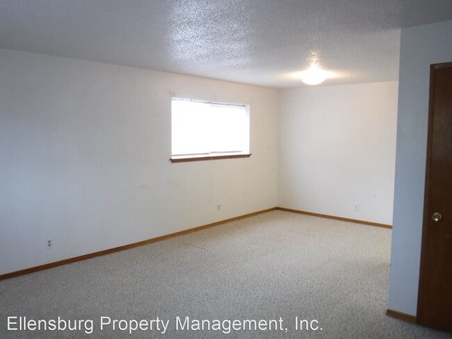 Building Photo - 208 S Pine St