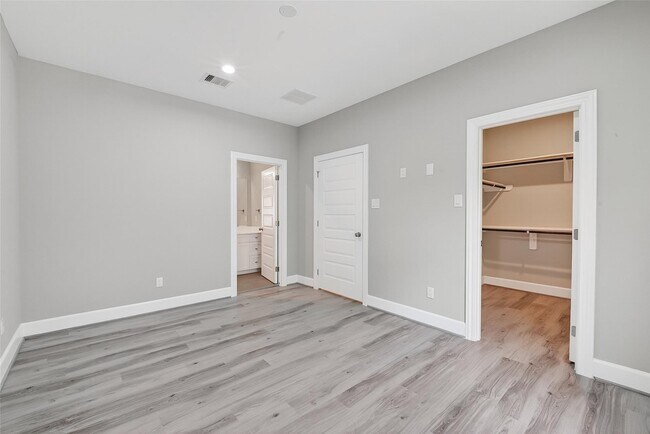 Building Photo - 1122 W 16th St
