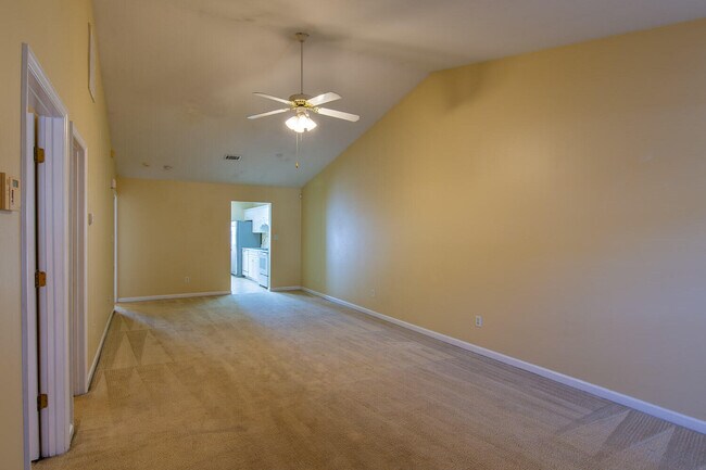 Foto del edificio - 113 Ginkgo Ln