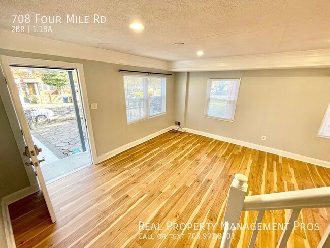 Building Photo - Updated duet home - 3 bedrooms and massive...