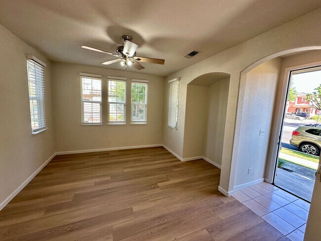 Foto del edificio - Lovely home with all new appliances and la...