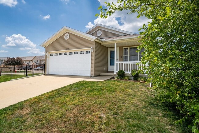 Building Photo - Beautiful 4 BR house in east Bloomington