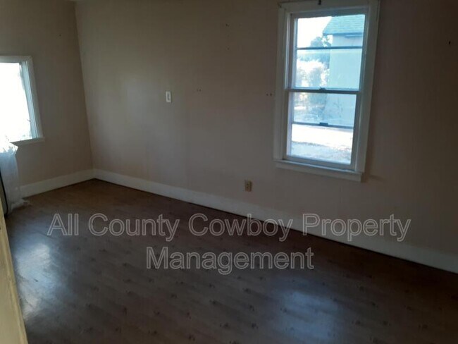 Building Photo - 468 N Pine St