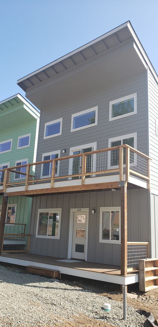 Building Photo - 3 Bedroom Furnished Home close to Town