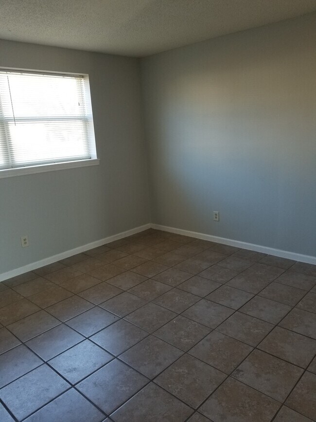 Building Photo - 718 Demaret Dr