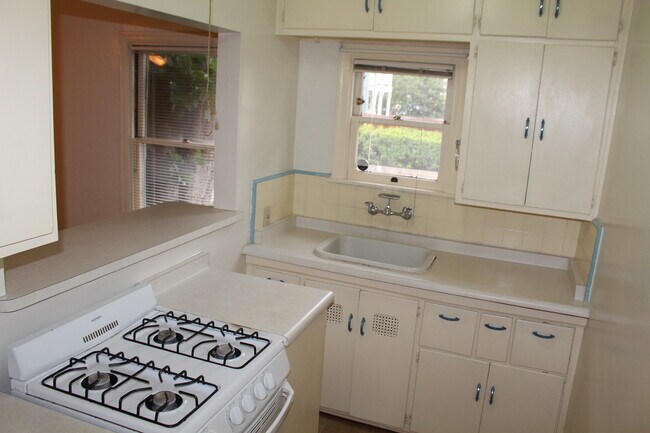 Foto del edificio - 417-421 Normal Ave